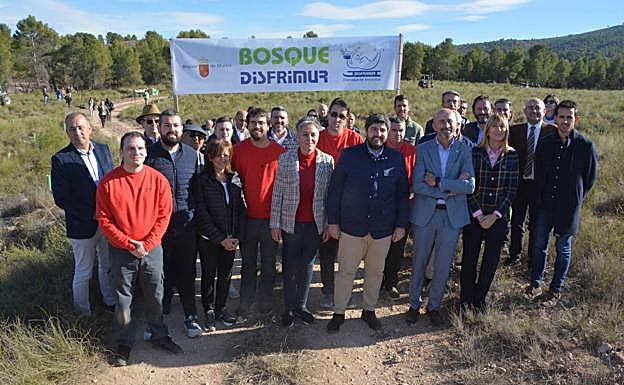 Visita de López Miras a la plantación de 7.000 unidades de pino carrasco en la sierra del Molino de Calasparra.