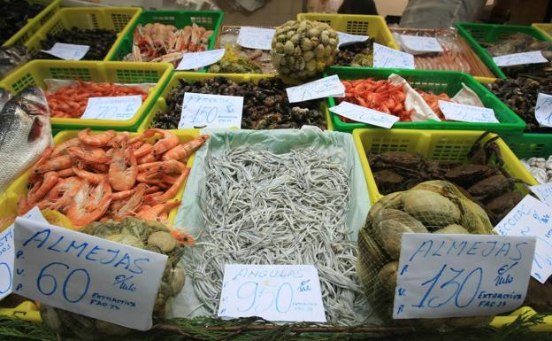 Un escaparate de marisco en un mercado. 