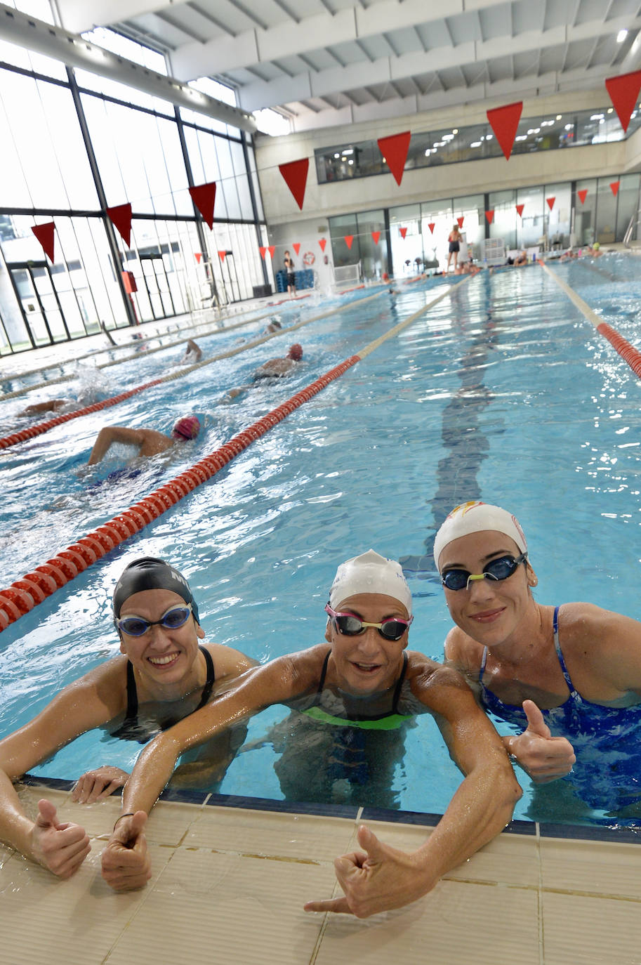 Fotos: Natación solidaria recauda 400 kilos de alimentos