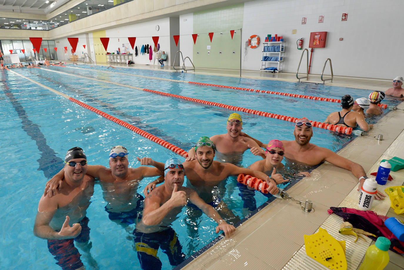 Fotos: Natación solidaria recauda 400 kilos de alimentos