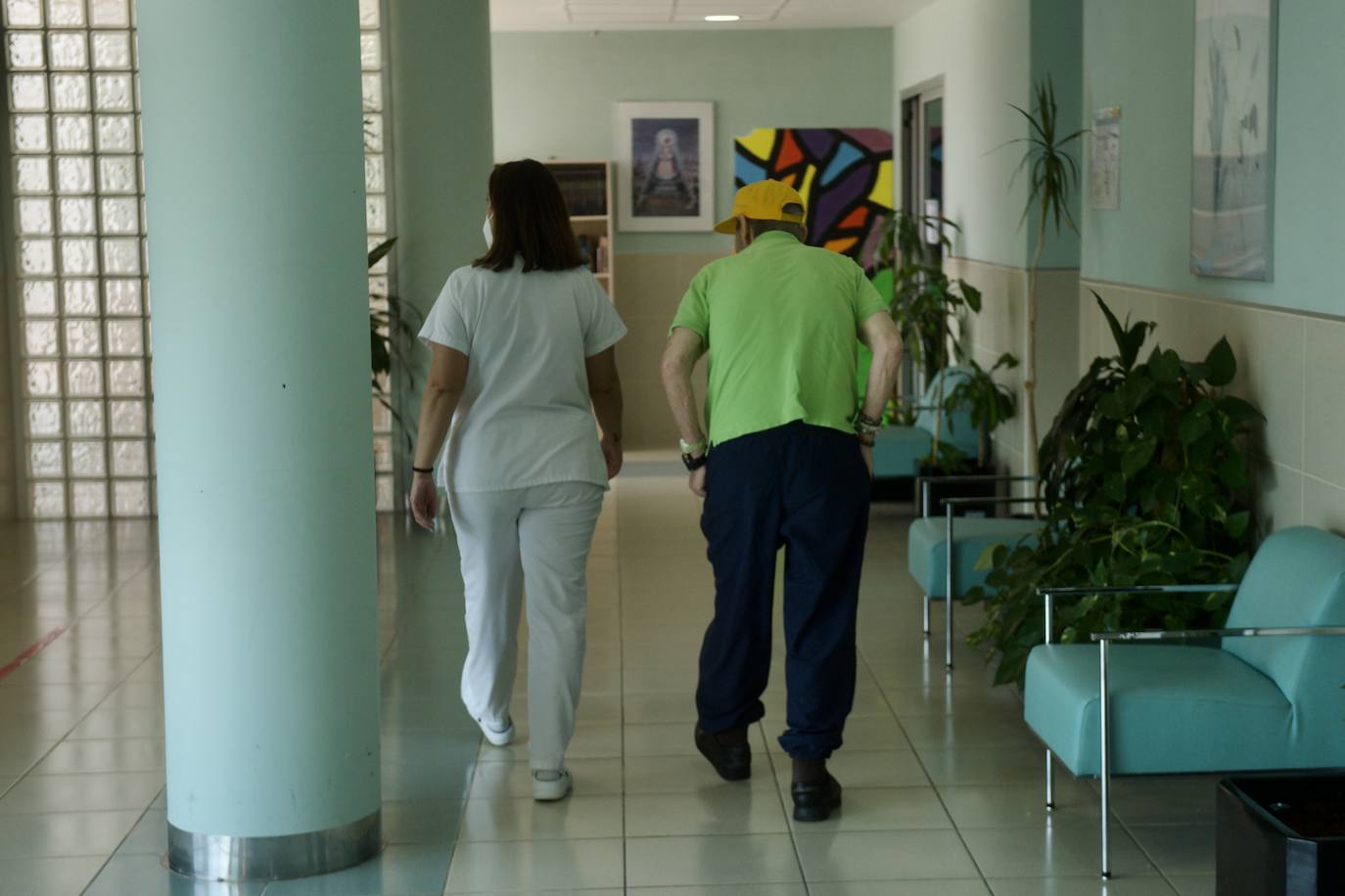Una trabajadora y un usuario de una residencia de Murcia, en una foto de archivo.