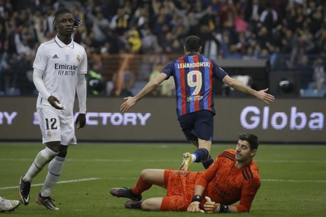 Lewandowski celebra el 0-2 ante la desolación de Camavinga y Courtois.