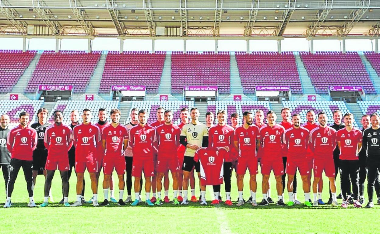 La plantilla grana posa con camisetas con el logo del nuevo patrocinador. 
