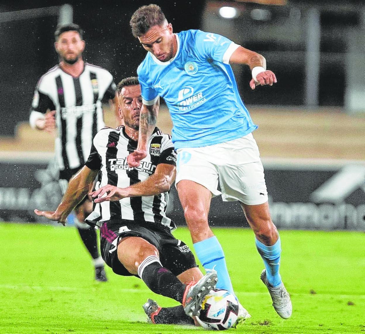 Alcalá corta el avance del ariete Darío Poveda. 