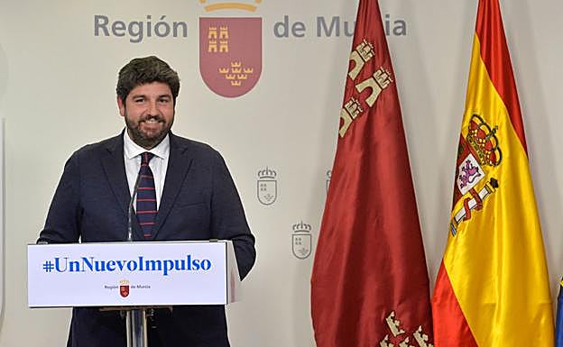 El presidente regional, Fernando López Miras, durante la rueda de prensa, ayer, en el palacio de San Esteban. 