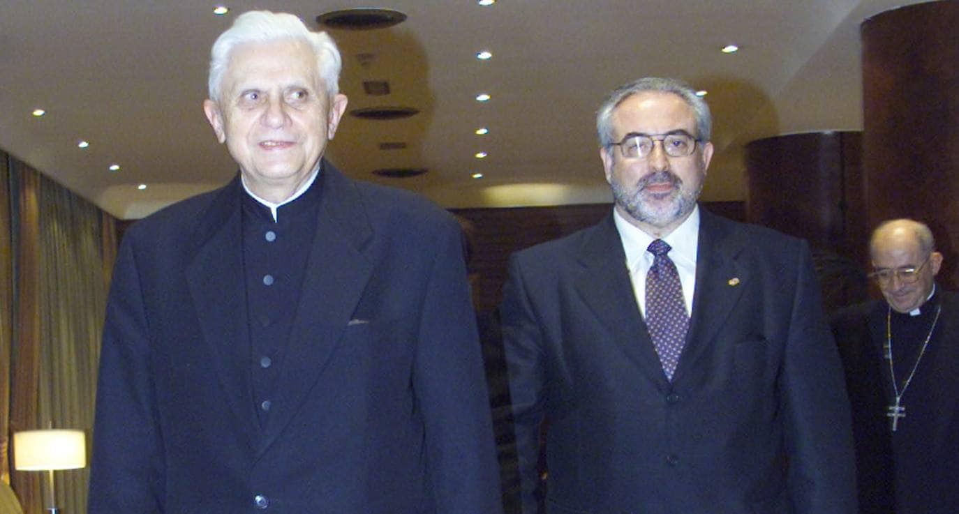 El entonces cardenal Joseph Ratzinger, junto a José Luis Mendoza, en el año 2002.