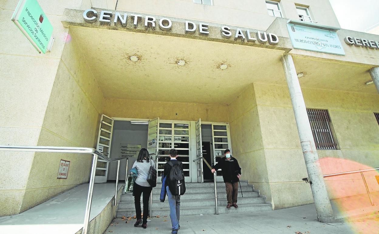 Accesos al centro de salud de San Andrés, en Murcia, ayer. 