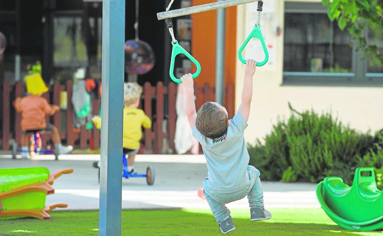 Un niño juega en el patio de una escuela infantil de Murcia, en una imagen de archivo. 