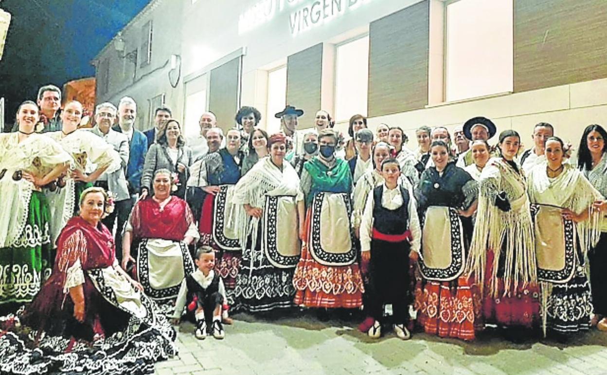 El grupo de Coros y Danzas Virgen del Rosario, frente al Museo. 