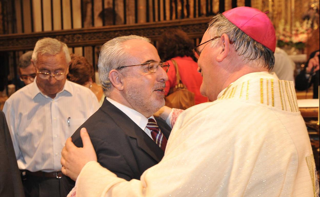 El obispo Lorca Planes abraza a José Luis Mendoza en una imagen de archivo.