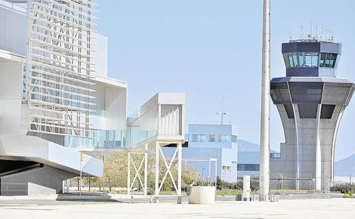 Torre de control del Aeropuerto Internacional de la Región de Murcia. 