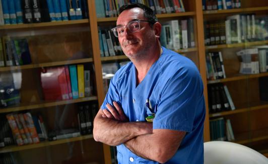 Vicente J. León, este martes, en el hospital Reina Sofía.