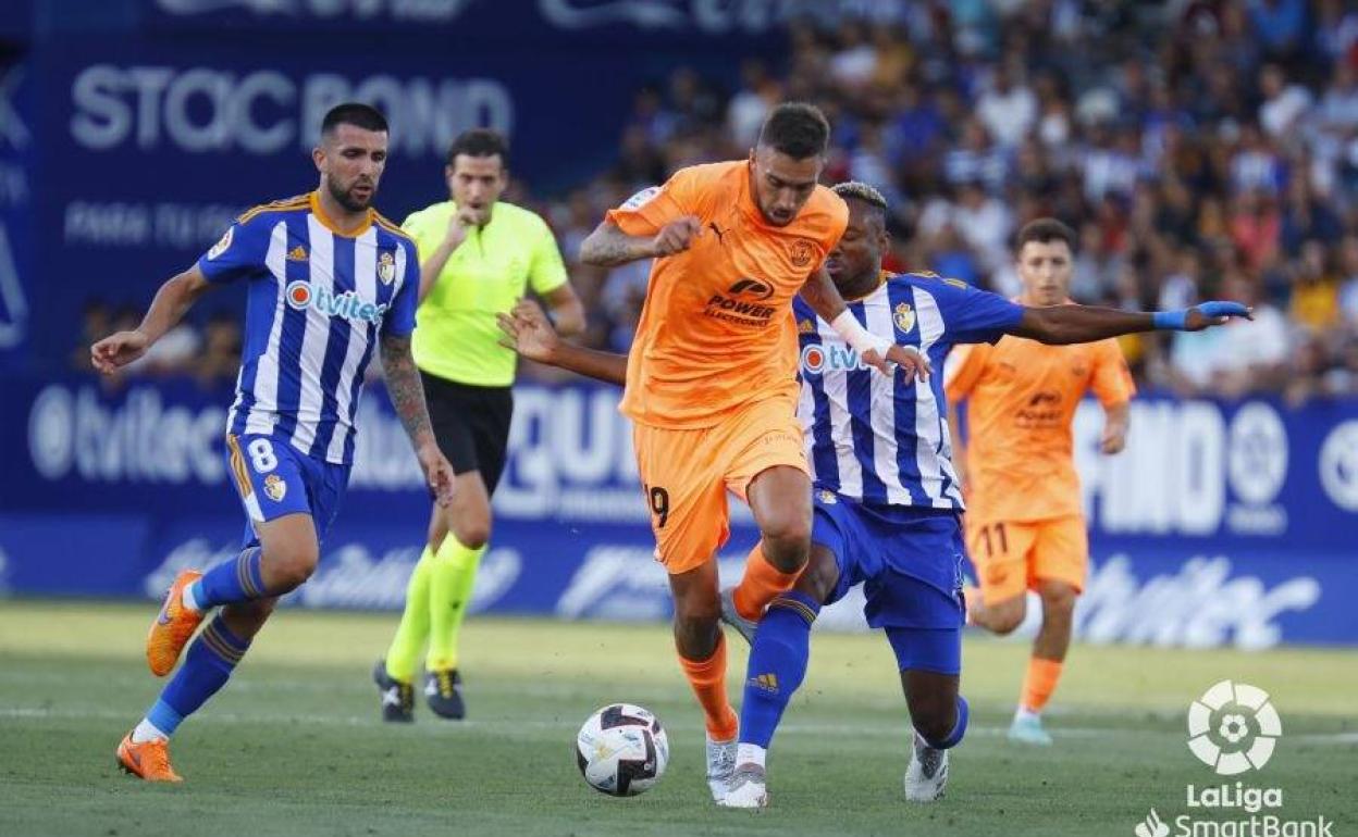 El delantero Darío Poveda, en un partido de esta temporada contra el Ibiza. 