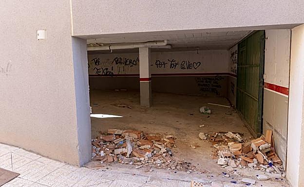 El tabique construido en la puerta de una cochera destrozado. 