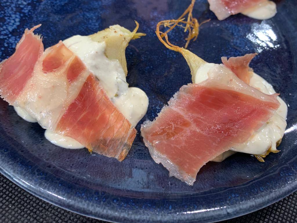 Sobre estas líneas, alcachofa con queso y jamón. 