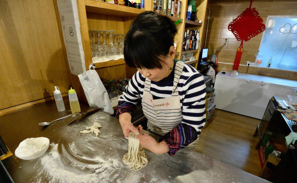 Xin Rui Zhao elabora un plato de ramen.