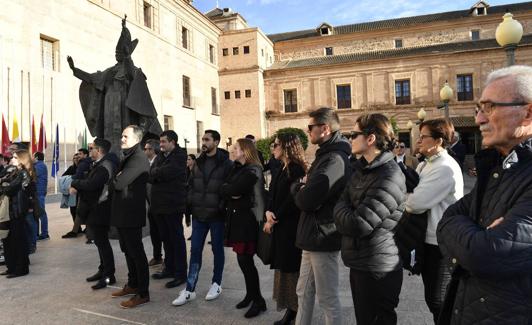 Parte del público esperó en la plaza Juan Pablo II.