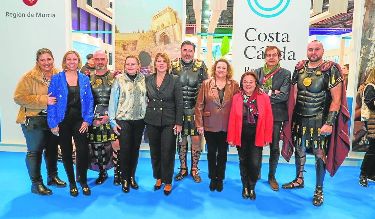 La presidenta de la Autoridad Portuaria de Cartagena, Yolanda Muñoz, acompañada por la alcaldesa de Cartagena, Noelia Arroyo; la directora del Teatro Romano, Elena Ruiz; el director del Auditorio y Palacio de Congresos El Batel, Pedro Pablo Hernández; y representantes de las fiestas de Carthagineses y Romanos y la Semana Santa de Cartagena, ayer en Fitur. 