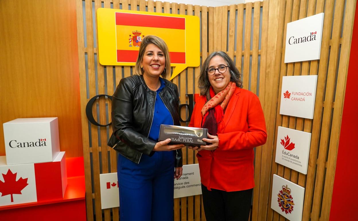 La alcaldesa de Cartagena y la embajadora de Canadá en España, Wendy Drukier, en una reunión en la Embajada de Canadá. 
