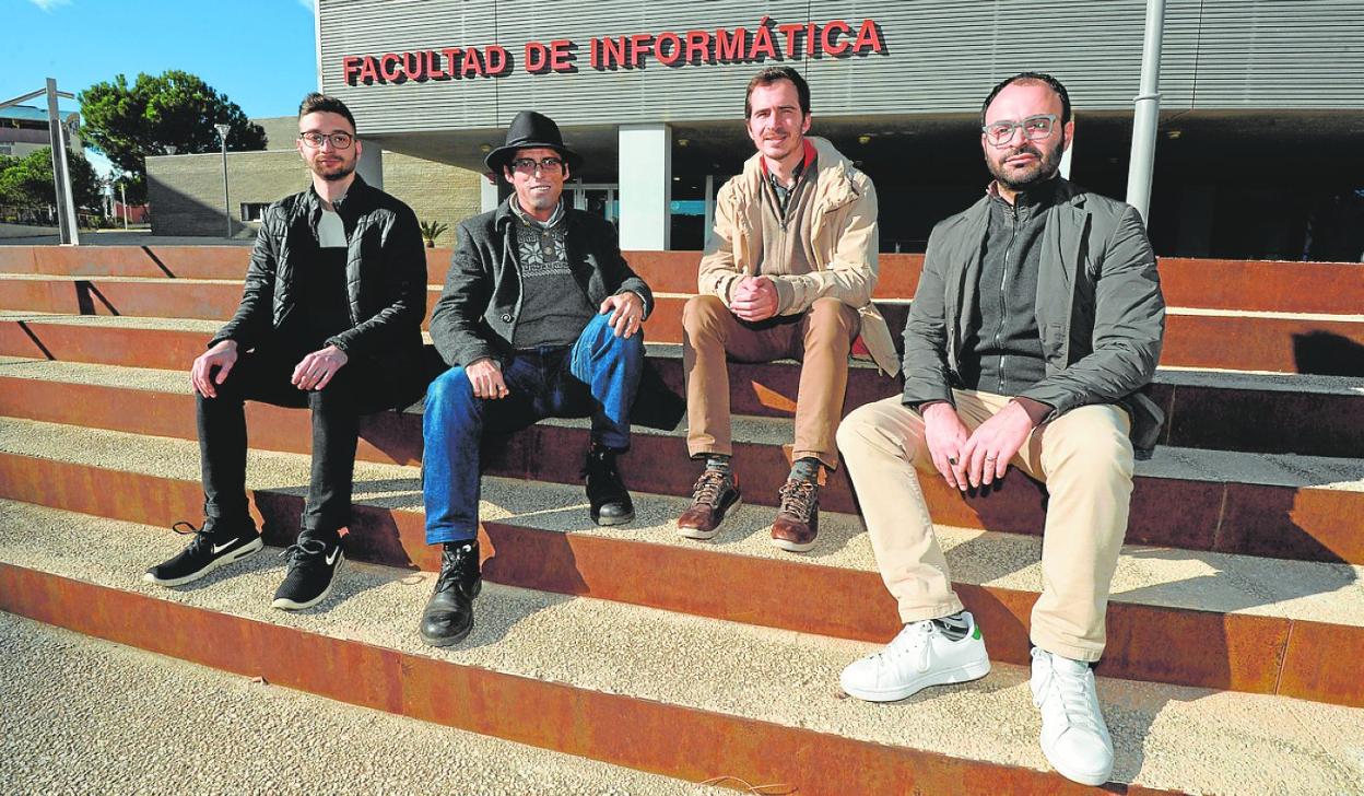 El profesor de Informática e investigador de la UMU Félix Gómez Mármol, segundo por la izquierda, junto a su equipo formado por Mariano Albaladejo, José Antonio Ruipérez y Pantaleone Nespoli. 