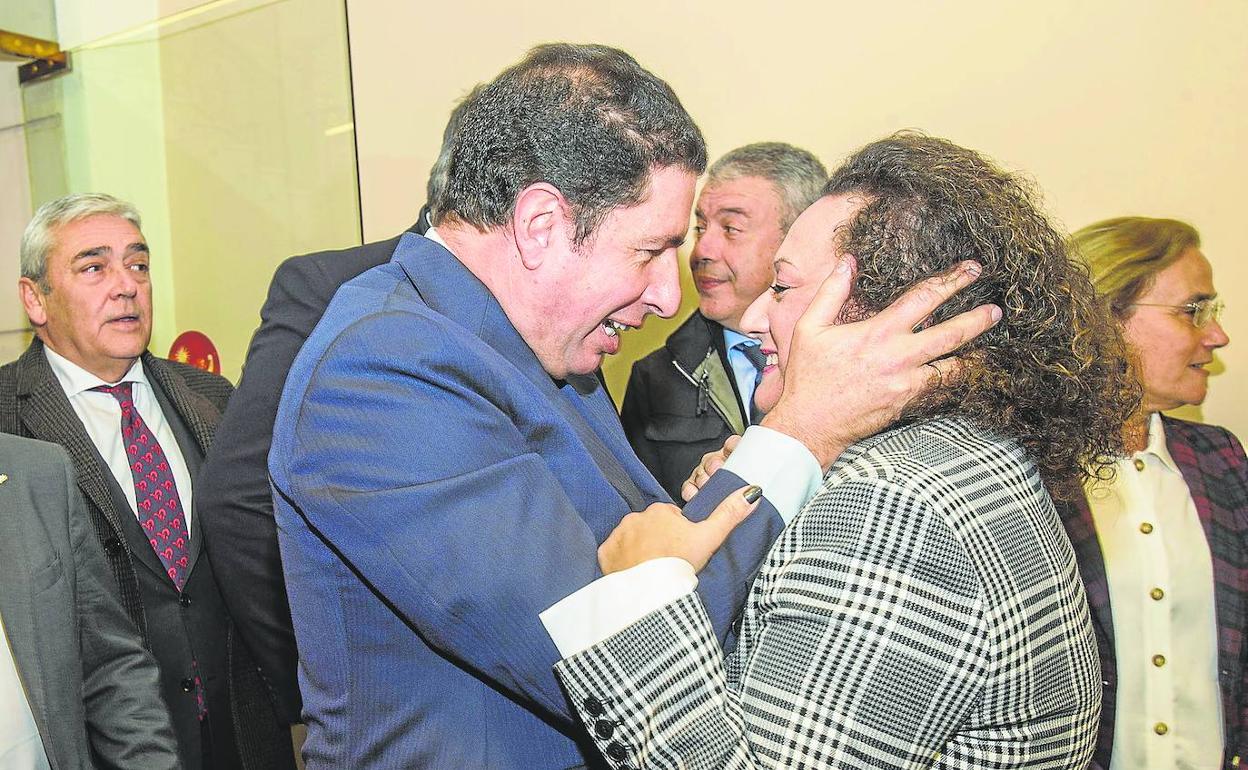 Antonio Sevilla felicita efusivamente a Yolanda Muñoz en la toma de posesión de esta como presidenta del Puerto, en diciembre de 2019. 