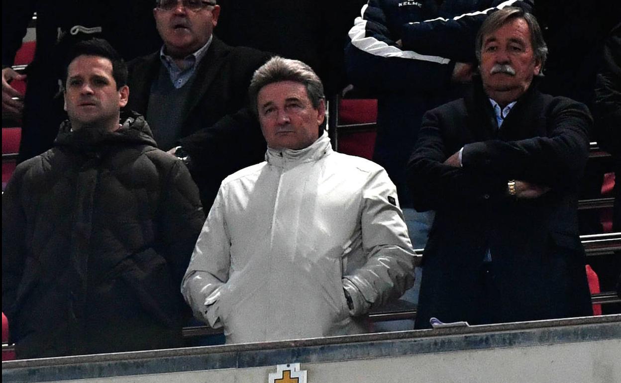 Agustín Ramos (centro), en el palco del estadio Enrique Roca, este sábado. 