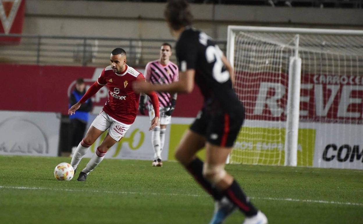 Pablo Ganet conduce el esférico.