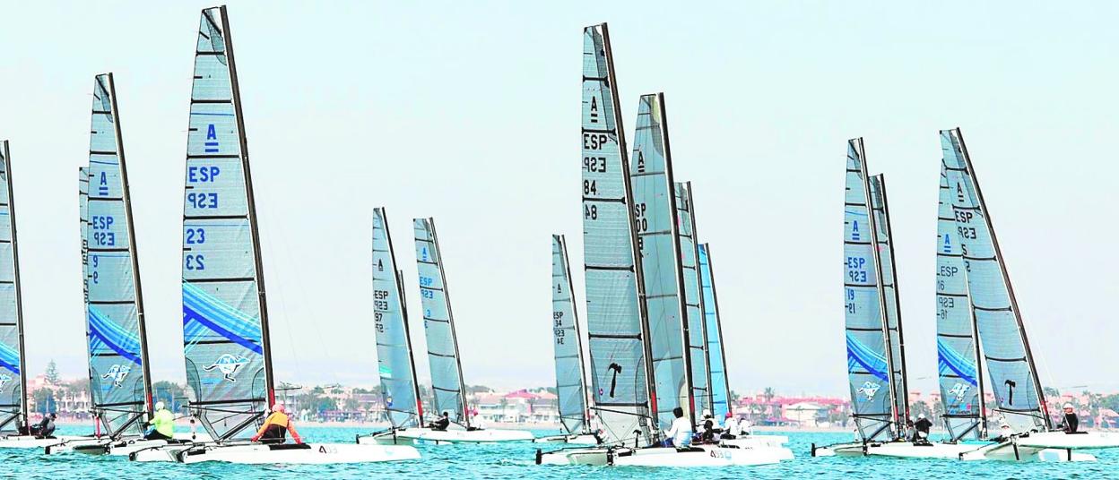 Regatistas surcan el Mar Menor, a la altura de Los Alcázares