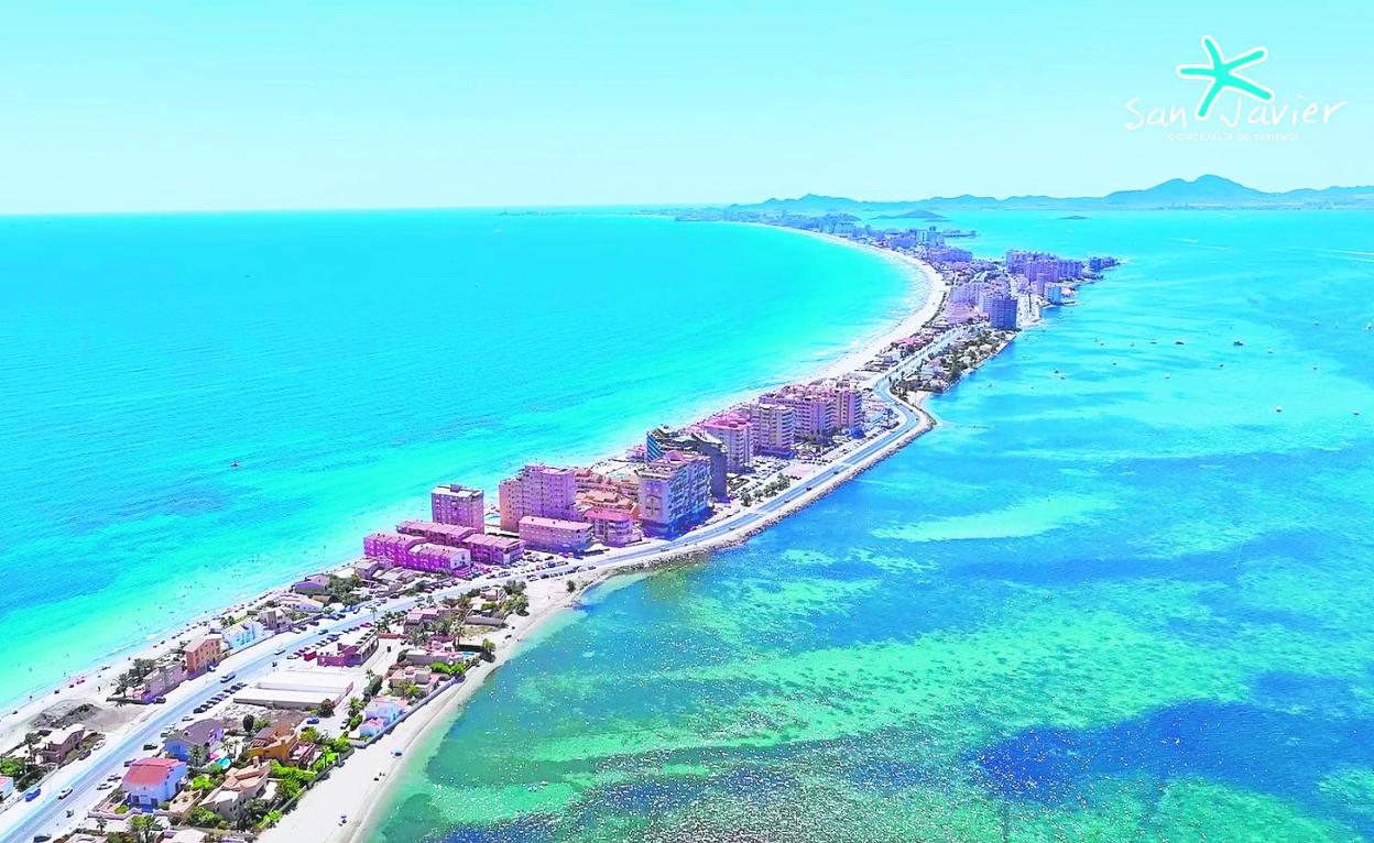 Vista aérea de La Manga del Mar Menor. A la derecha, buceadores en una pradera de posidonia. 