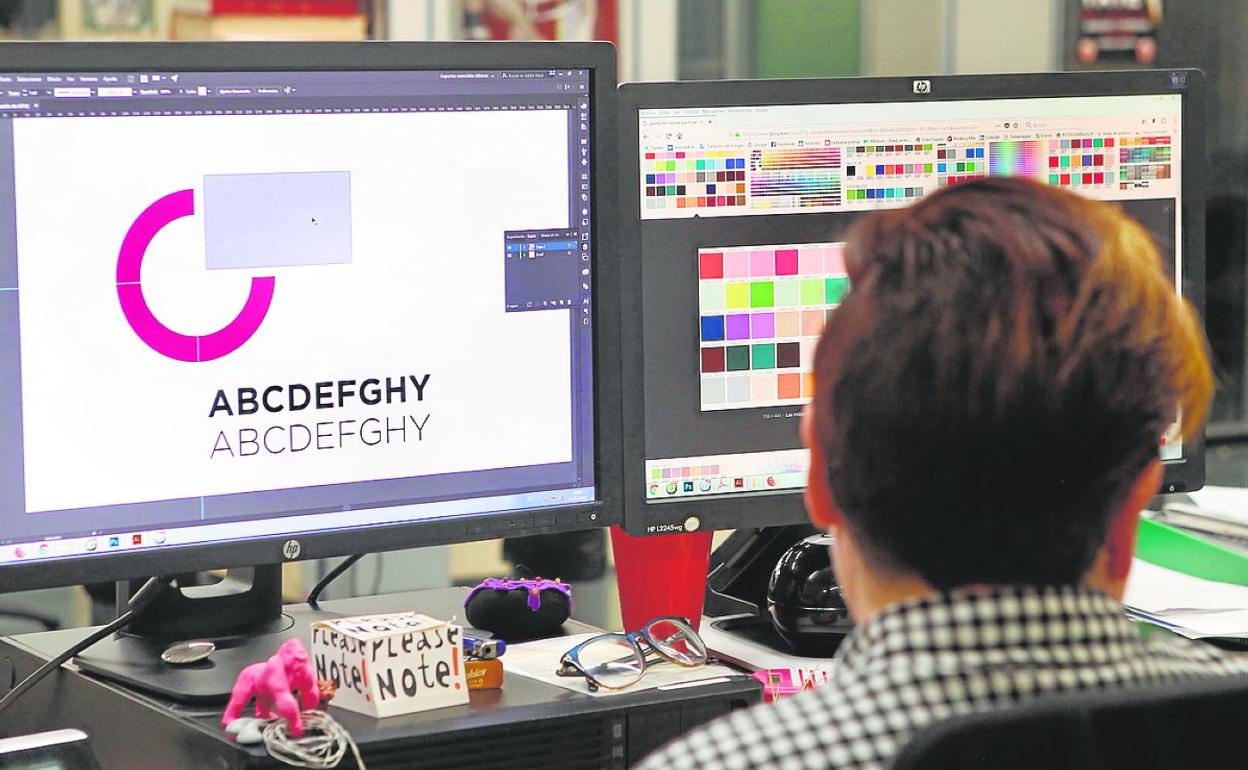 Un diseñador gráfico se dispone a elaborar el logotipo de una marca comercial.