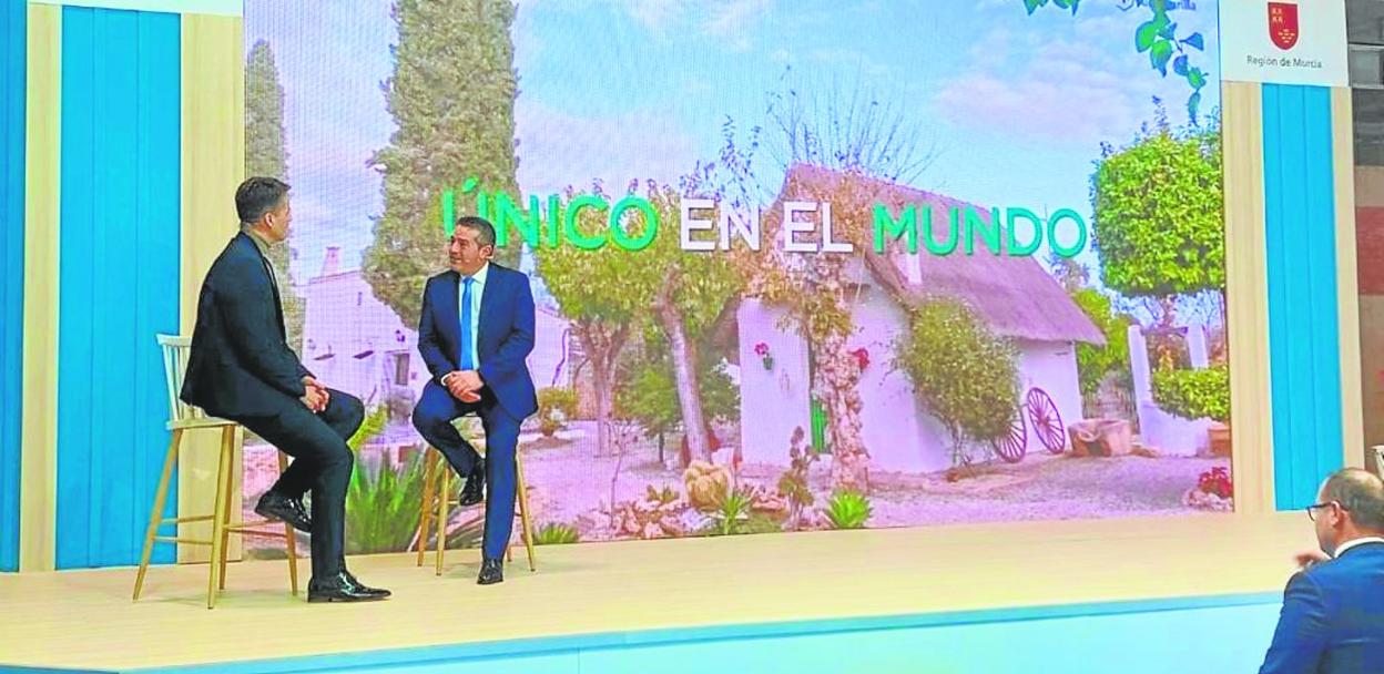 El alcalde, Joaquín Buendía, en la presentación del Museo de la Huerta y la nueva aplicación 'Alcantarilla, Origen y Destino', en Fitur. 