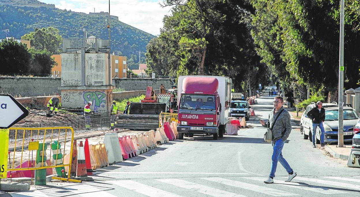 Un grupo de trabajadores en las obras de Espacio Algameca, junto a la rambla de Benipila, a la entrada de la carretera de Navantia. 