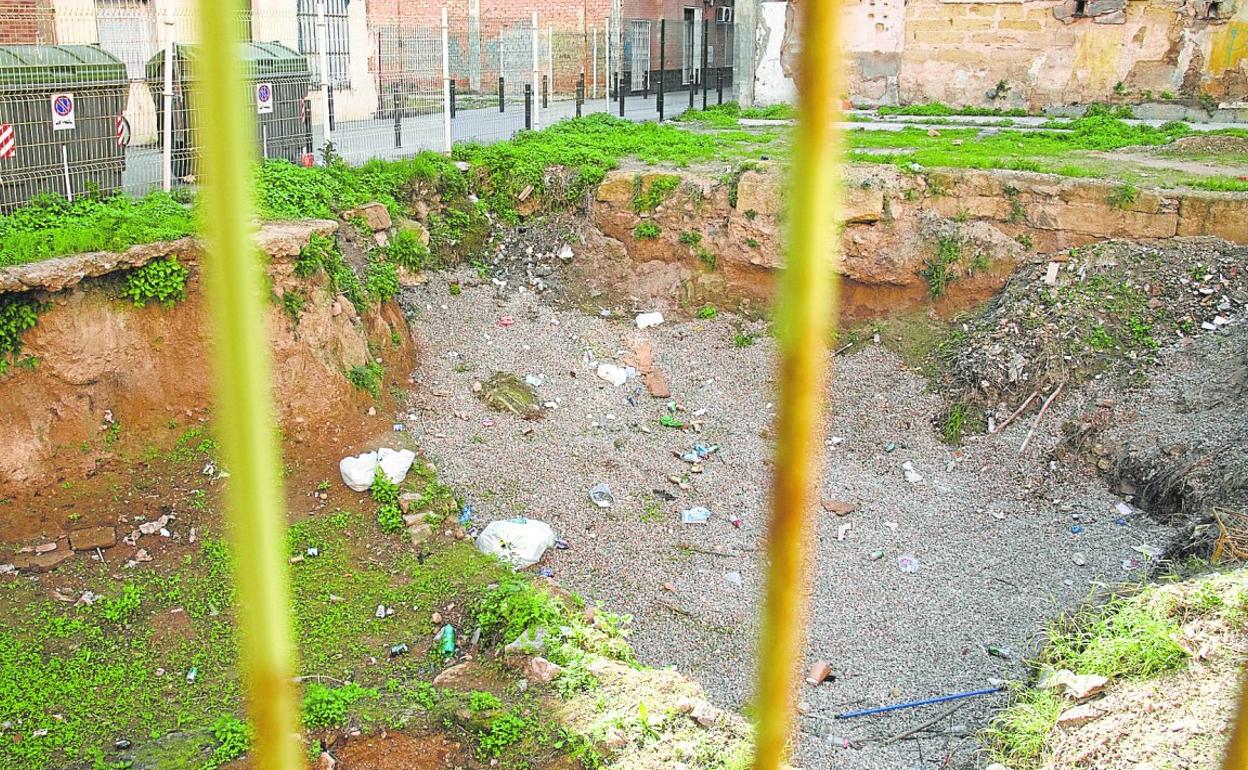 Solar lleno de papeles, bolsas de plástico, basura y botes de refrescos y de cerveza en la calle San Cristóbal Corta hace unos días. 
