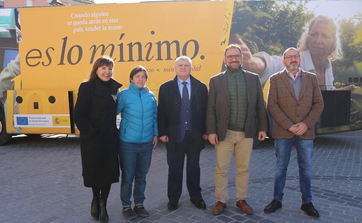 José Vélez visita el autobús informativo sobre el Ingreso Mínimo Vital a su paso por Lorca. 