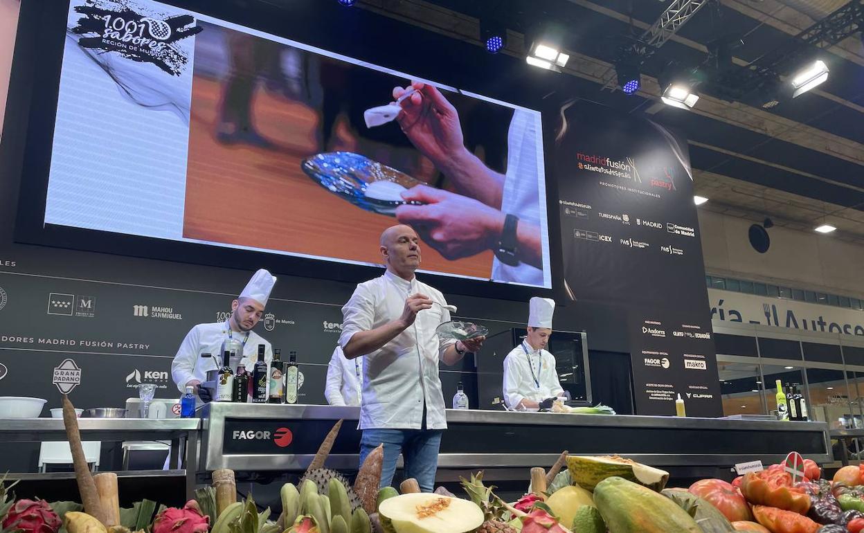 Nazario Cano muestra la elaboración de merengues a partir de caldos. 