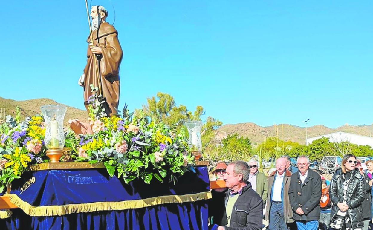 El trono con la imagen de San Antón, durante la procesión en Tébar. 