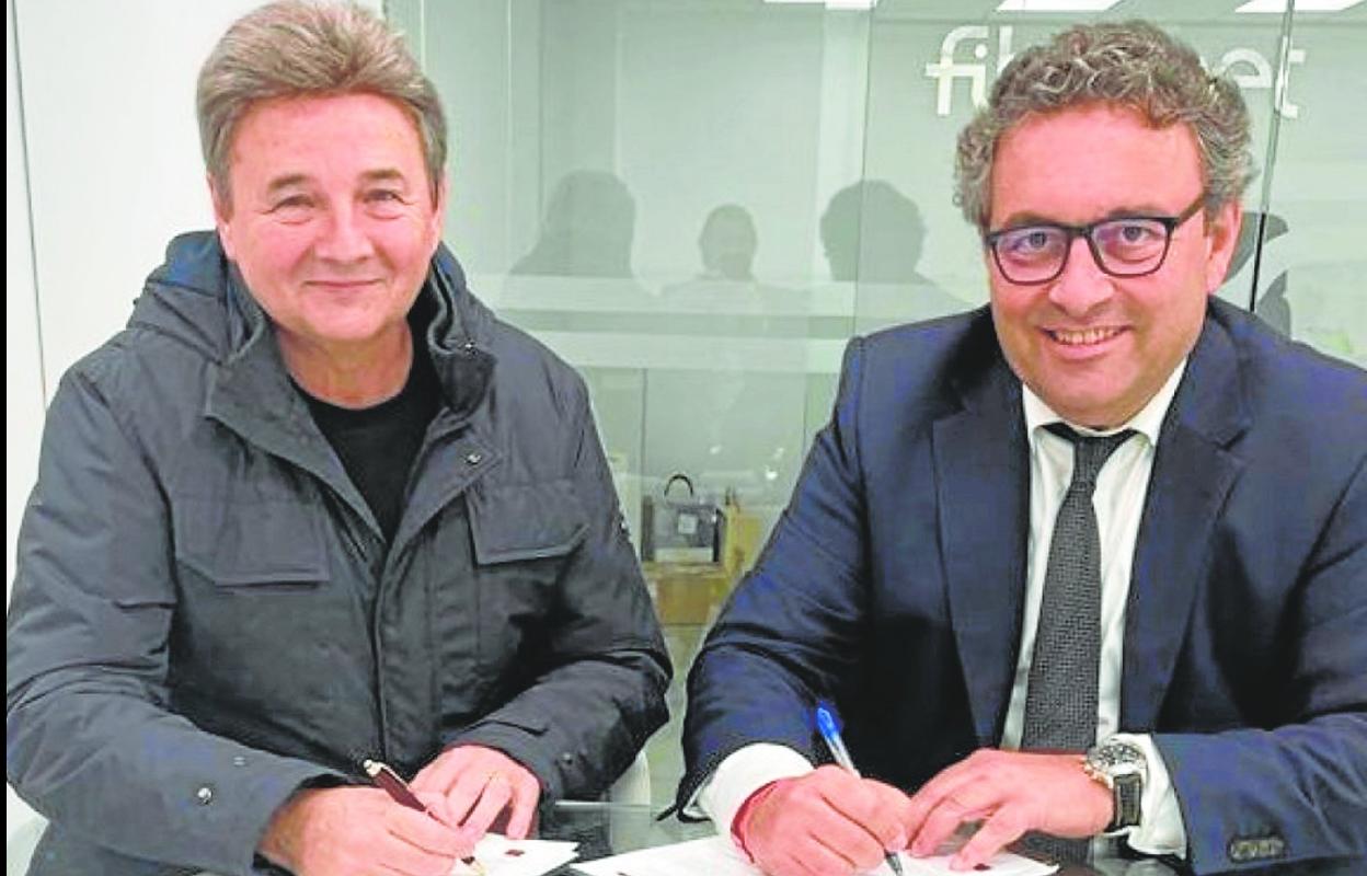 Agustín Ramos y Julián Luna, durante la firma de su acuerdo en las oficinas de la empresa de Ramos en la ciudad de Murcia. 