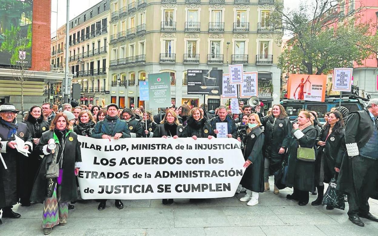 Letrados de la Administración de Justicia de la Región participan en una manifestación en Madrid, ayer. 