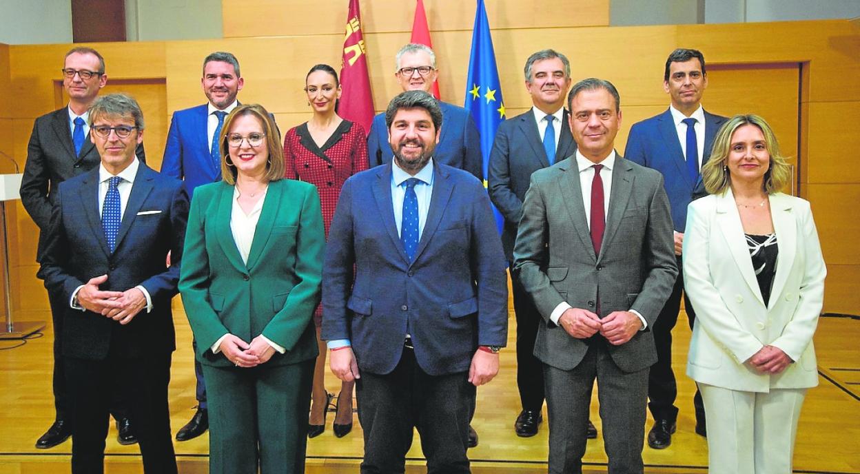Foto de familia del nuevo Gobierno de la Región , tras tomar posesión el 17 de enero. 