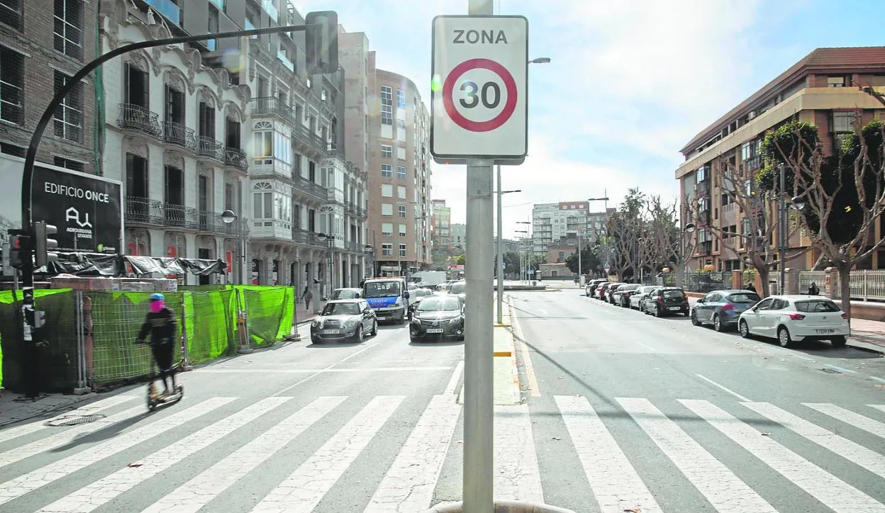 Tráfico rodado este jueves en la calle Ángel Bruna, esquina con Alfonso XIII, delimitada como zona 30 con señalización vertical. 