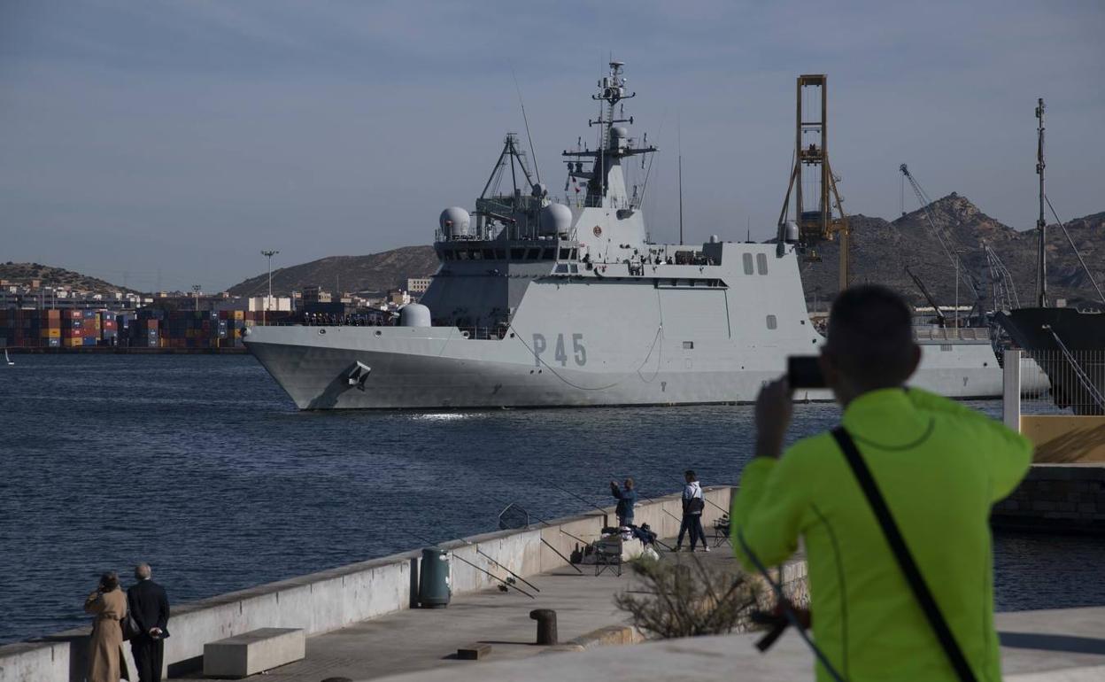 El 'Audaz' se aleja de la costa de Cartagena en una imagen de archivo. 