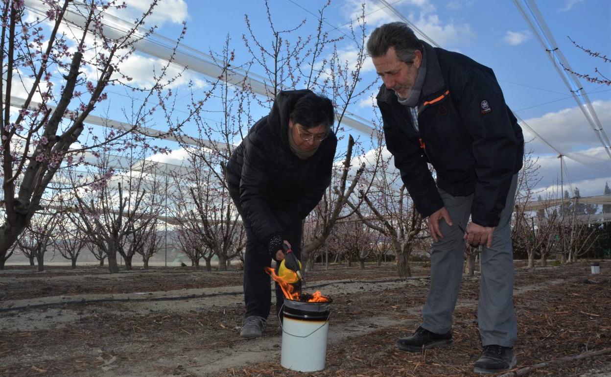 Antonio Moreno, junto a su mujer, preparan la parafina en su finca. 