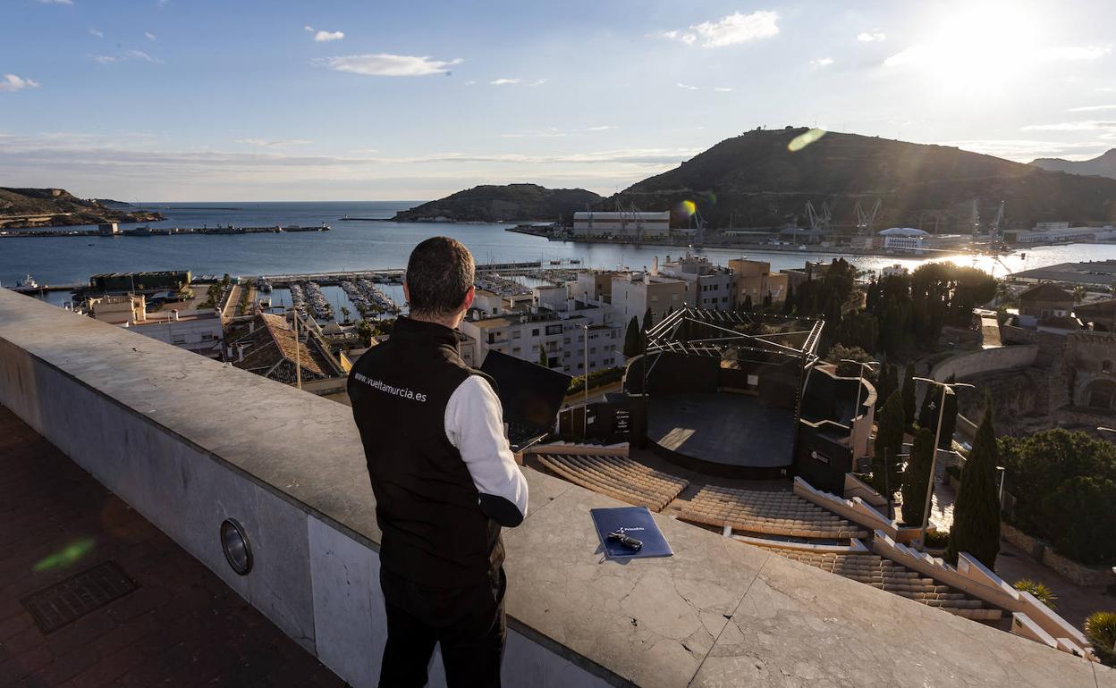 Un miembro de la organización de la Vuelta a la Región de Murcia inspecciona el escenario [Parque Torres de Cartagena] en el que acabará este año la ronda ciclista. 