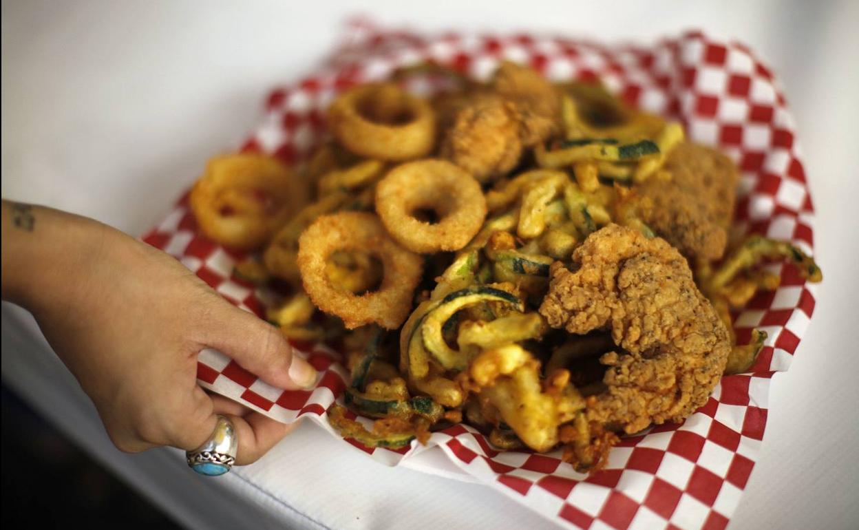 Un plato de comida frita. 