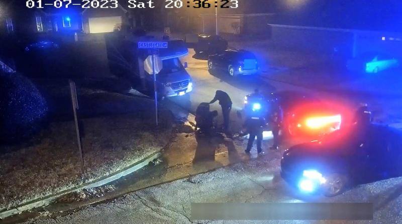 Fotograma del vídeo en el que se ve la brutal paliza que le propinaron a Tyre Nicholson cinco policías. La difusión de estas imágenes ha conmocionado a todo el país. 