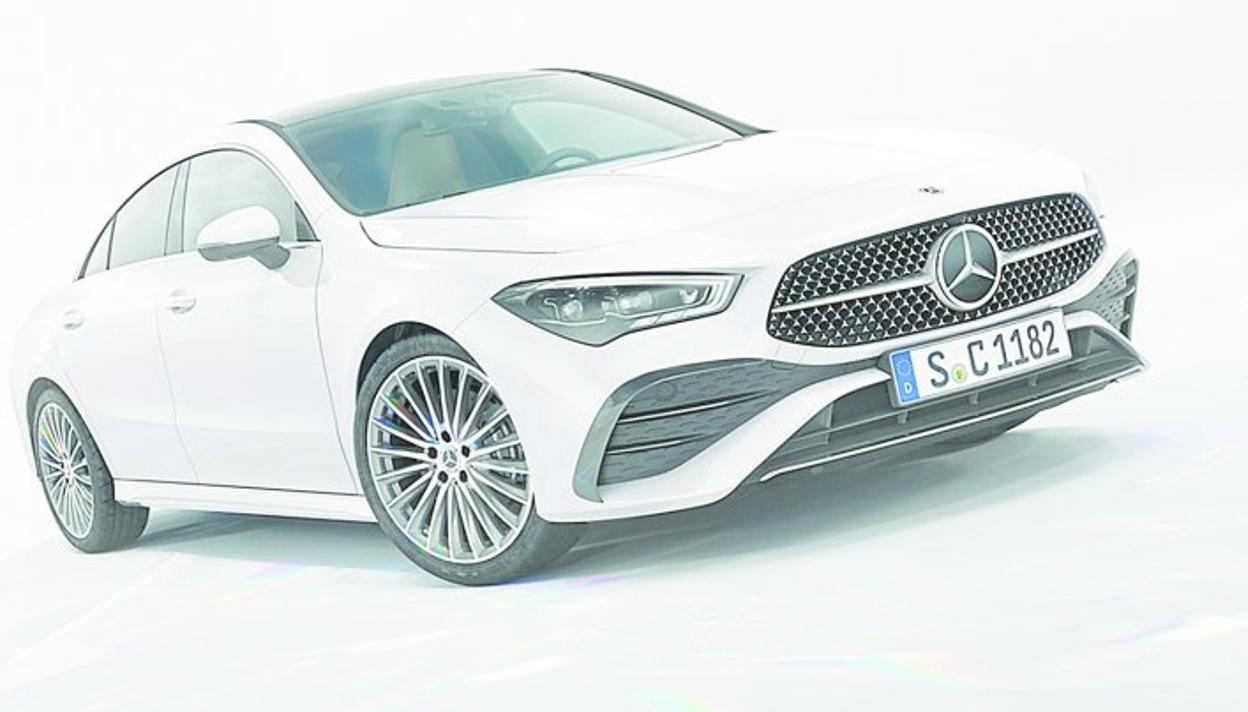 El faldón delantero de nuevo aspecto, la parrilla del radiadorrevisada con diseño de estrella y el renovado difusor trasero acentúan el carácter deportivo. 