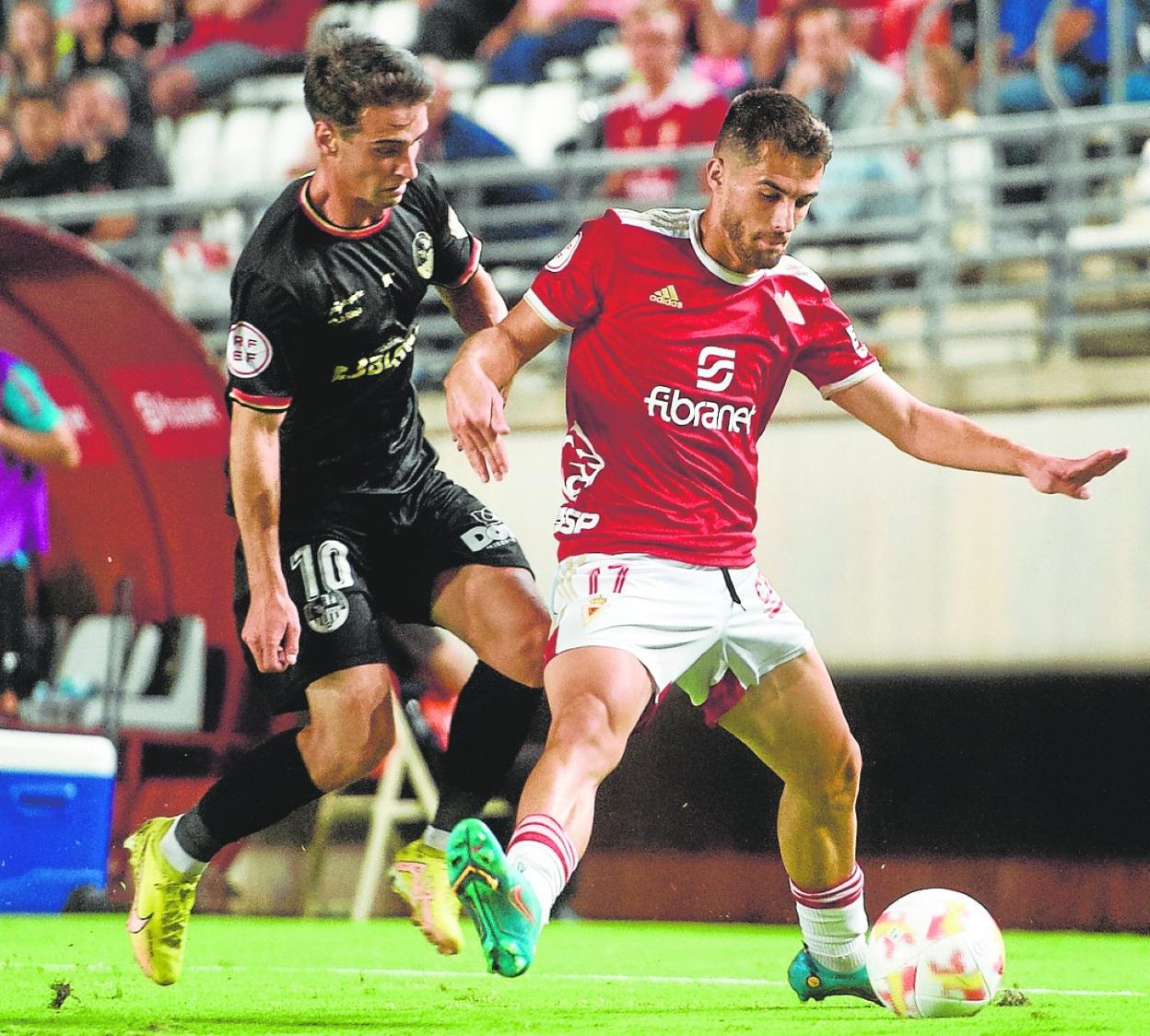 Dani Vega pugna con un jugador del Logroñés en el partido de la primera vuelta que ganó el Murcia 4-2. 