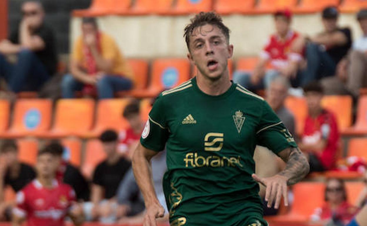 Loren Burón corre tras el esférico, en una imagen de archivo.