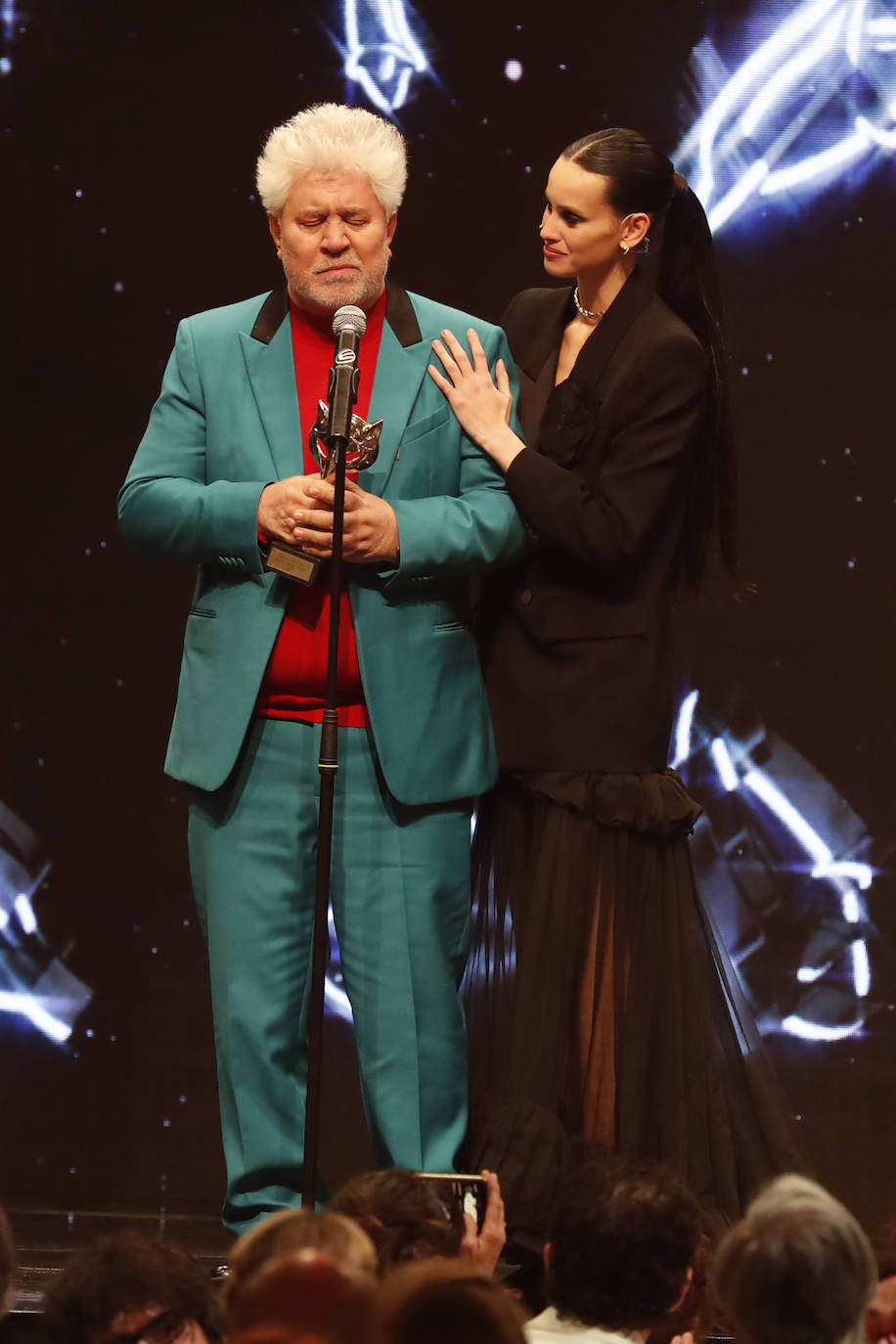 Pedro Almodóvar, consolado por Milena Smit.