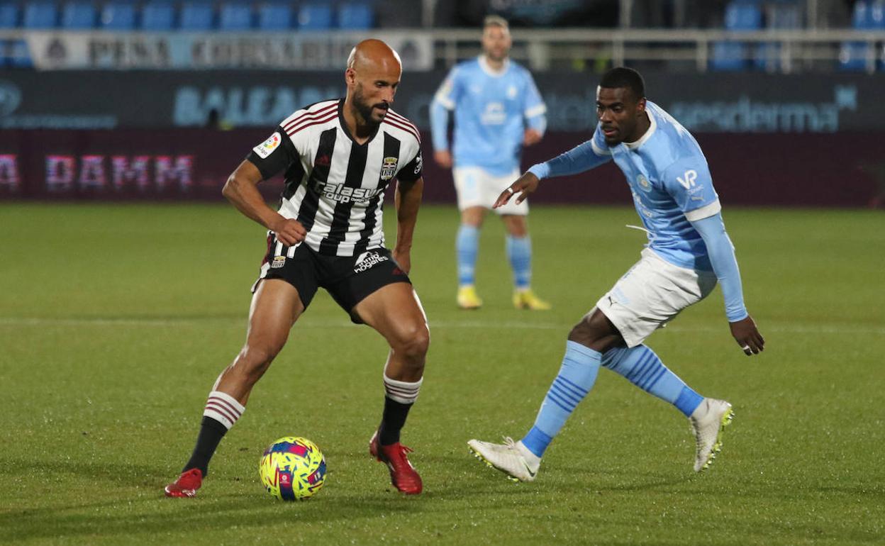 Mikel Rico controla el esférico.